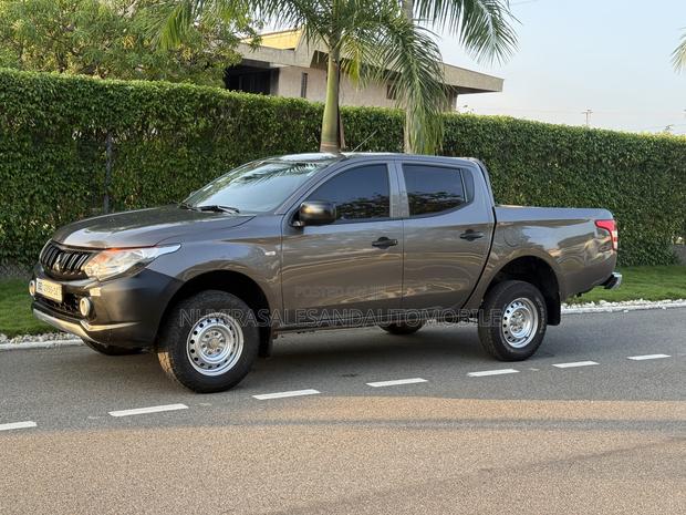 Mitsubishi L200 2016 Gray