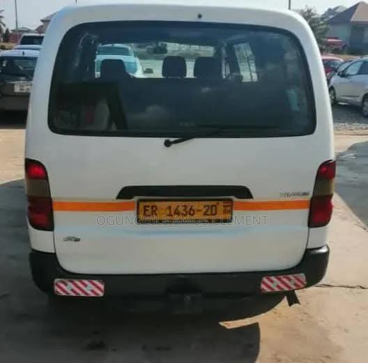 Toyota HiAce 2000 White