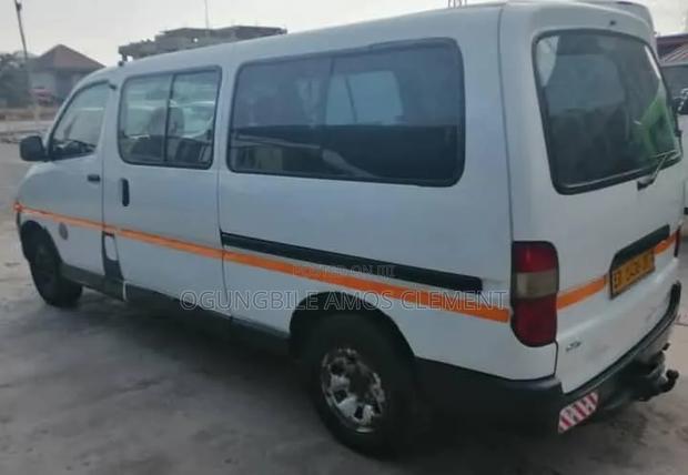 Toyota HiAce 2000 White