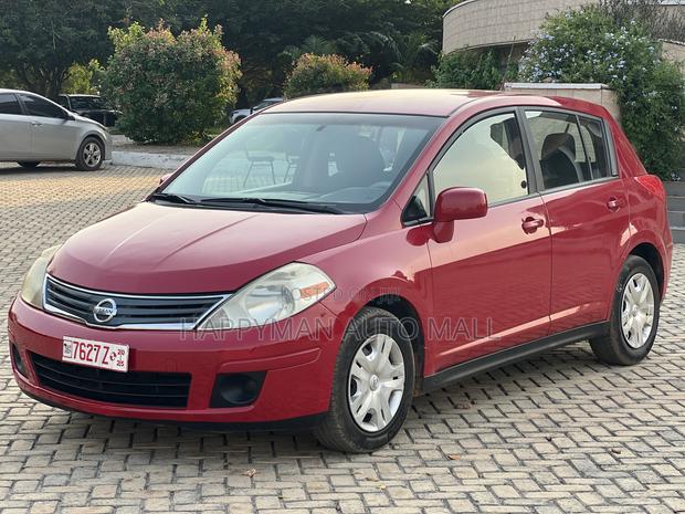Nissan Versa 1.8 S Hatchback 2010 Red
