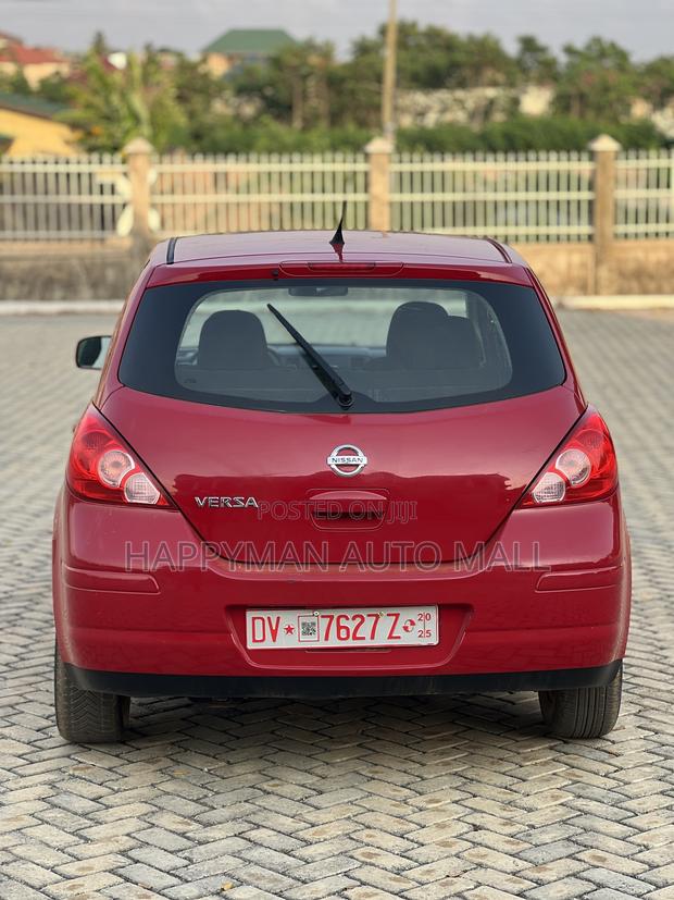 Nissan Versa 1.8 S Hatchback 2010 Red