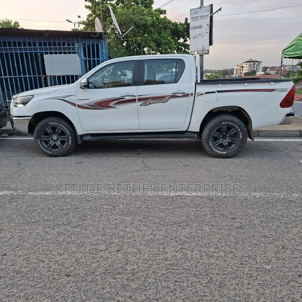 Toyota Hilux 2021 White