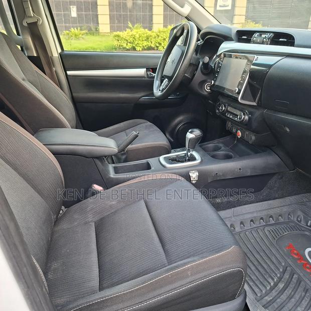 Toyota Hilux 2021 White