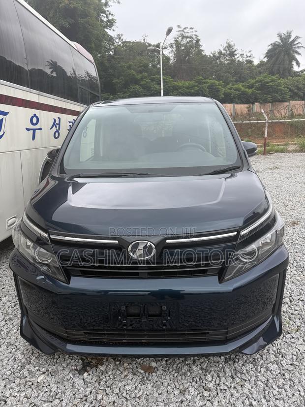 Toyota Voxy 2015 Green