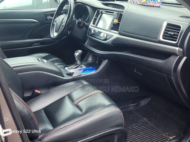 Toyota Highlander SE 2019 Silver