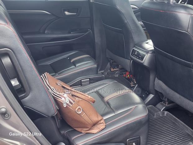 Toyota Highlander SE 2019 Silver