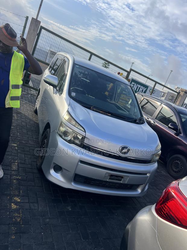 Toyota Voxy 2013 Silver