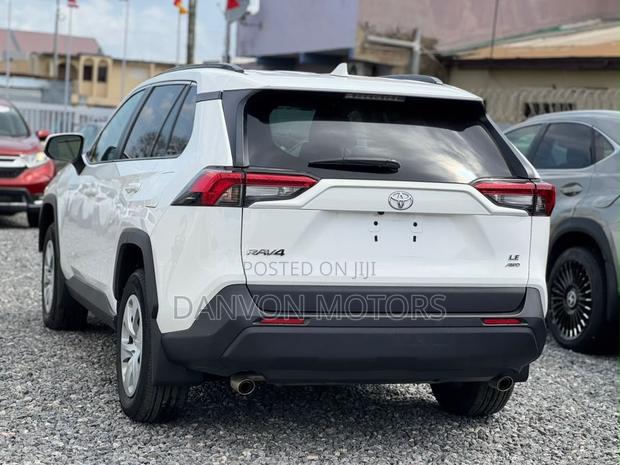 Toyota RAV4 LE 2021 White