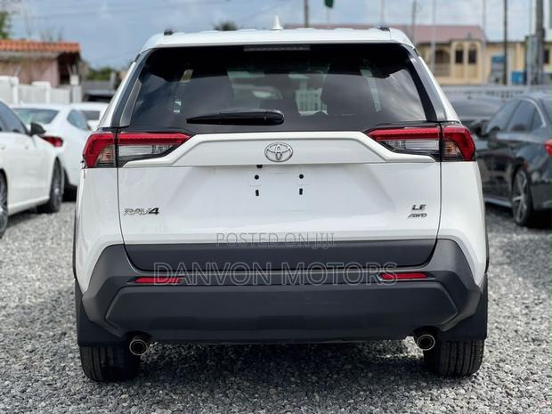 Toyota RAV4 LE 2021 White