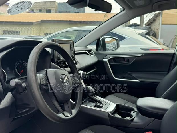 Toyota RAV4 LE 2021 White