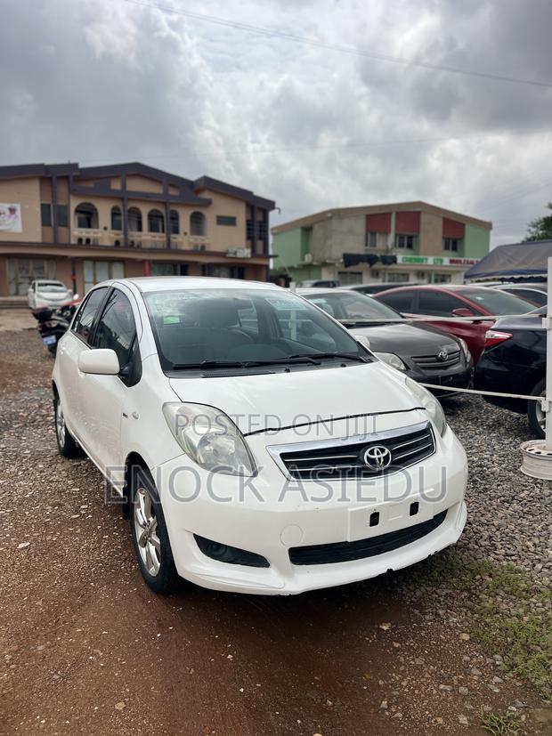 Toyota Yaris L Hatchback 5dr 2013 White