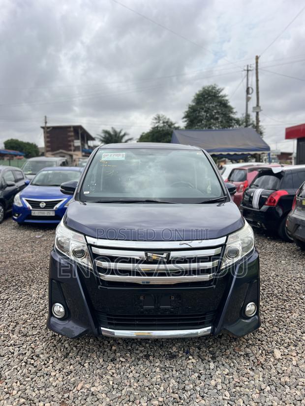 Toyota Noah 2.0 AWD (8 Seater) 2015 Gray