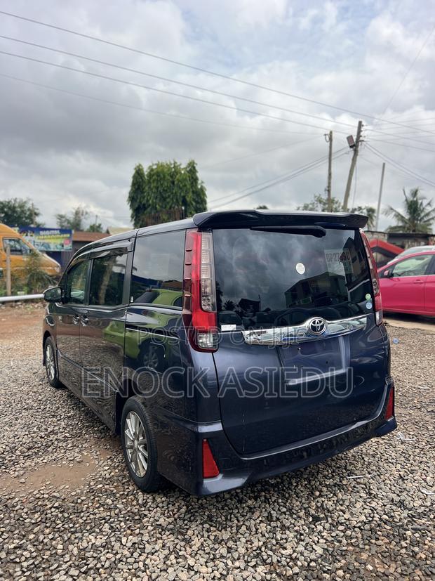 Toyota Noah 2.0 AWD (8 Seater) 2015 Gray