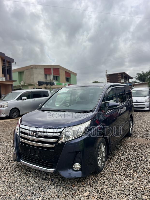Toyota Noah 2.0 AWD (8 Seater) 2015 Gray