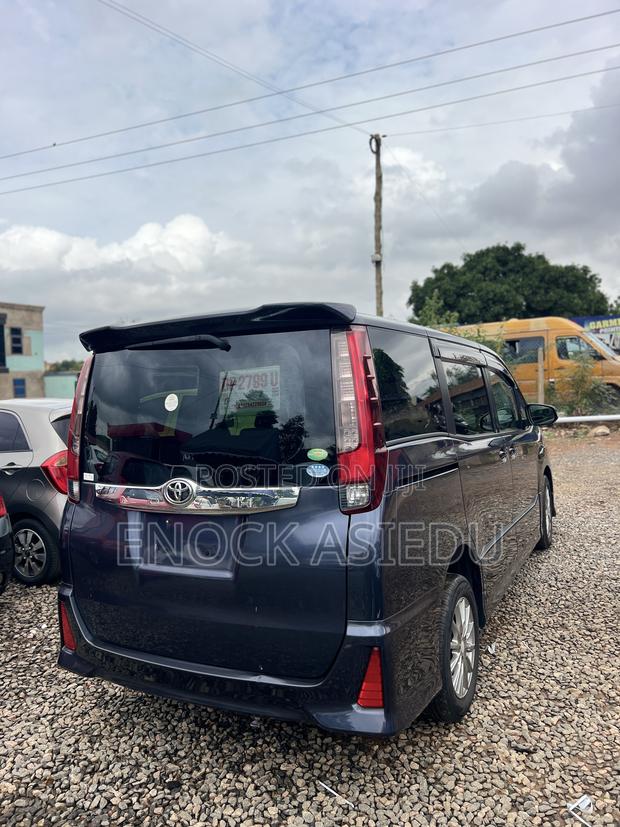 Toyota Noah 2.0 AWD (8 Seater) 2015 Gray