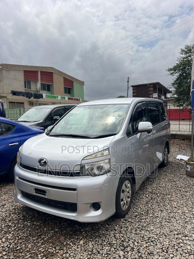 Toyota Voxy 2012 Silver