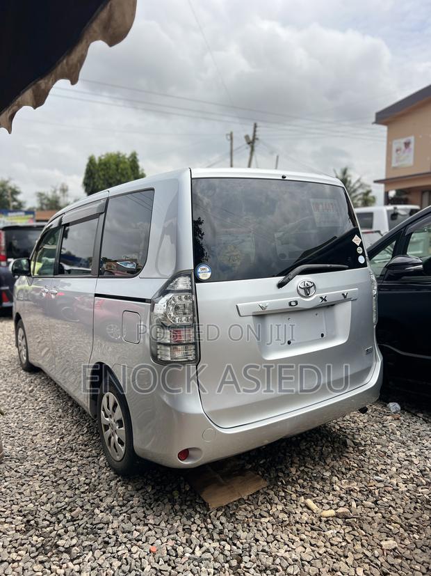 Toyota Voxy 2012 Silver