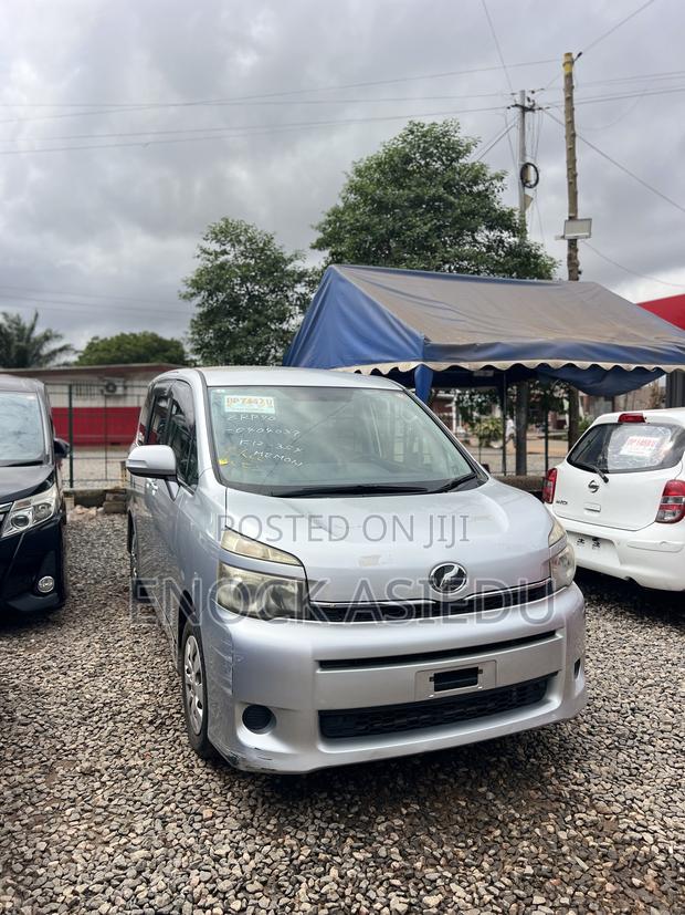 Toyota Voxy 2012 Silver