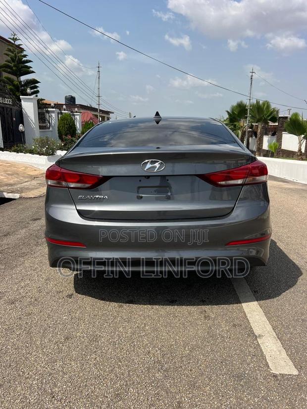 Hyundai Elantra Limited Sedan FWD (2.0L 4cyl 6A) 2017 Gray