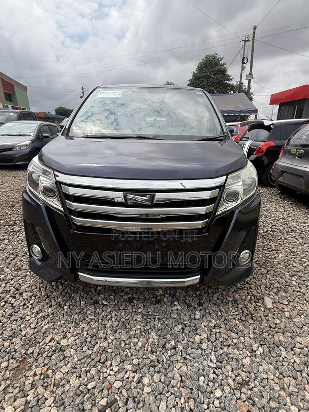 Toyota Noah 2.0 AWD (8 Seater) 2014 Gray