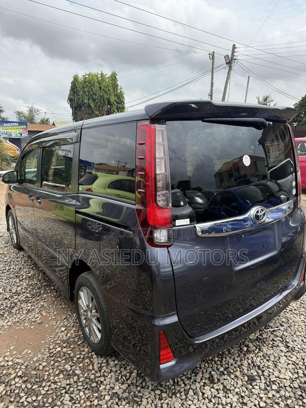 Toyota Noah 2.0 AWD (8 Seater) 2014 Gray