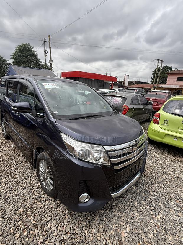 Toyota Noah 2.0 AWD (8 Seater) 2014 Gray