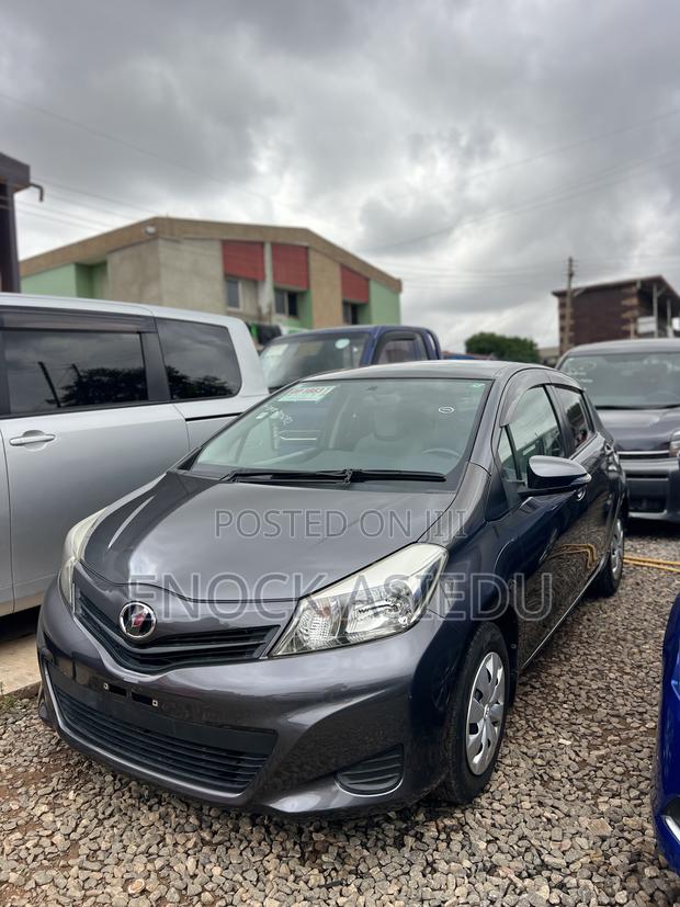 Toyota Vitz 1.3 AWD 5dr 2013 Gray