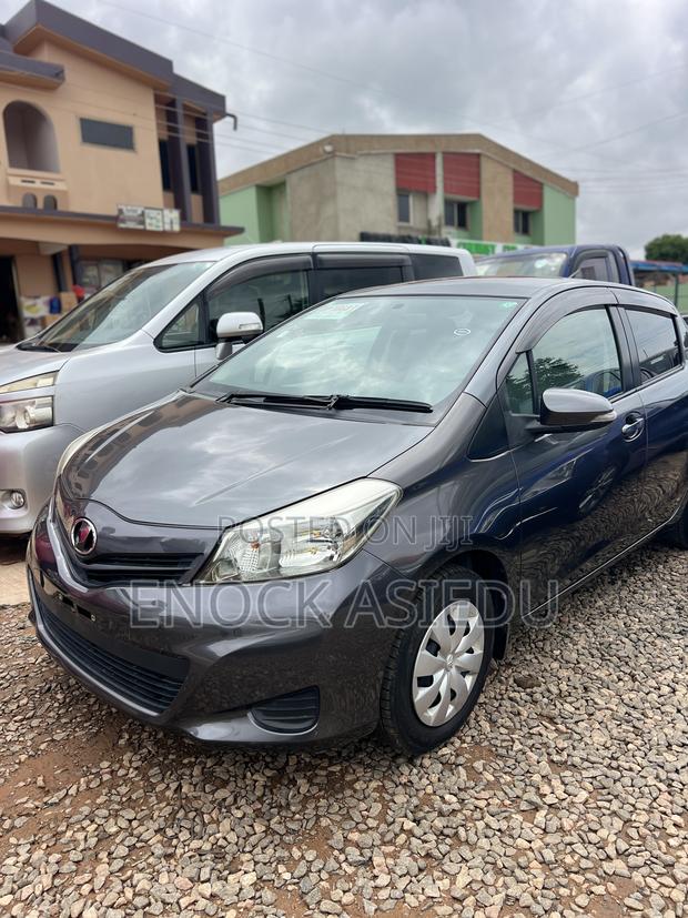 Toyota Vitz 1.3 AWD 5dr 2013 Gray