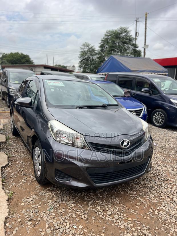 Toyota Vitz 1.3 AWD 5dr 2013 Gray