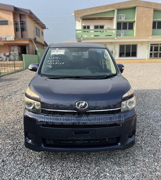 Toyota Voxy 2012 Gray