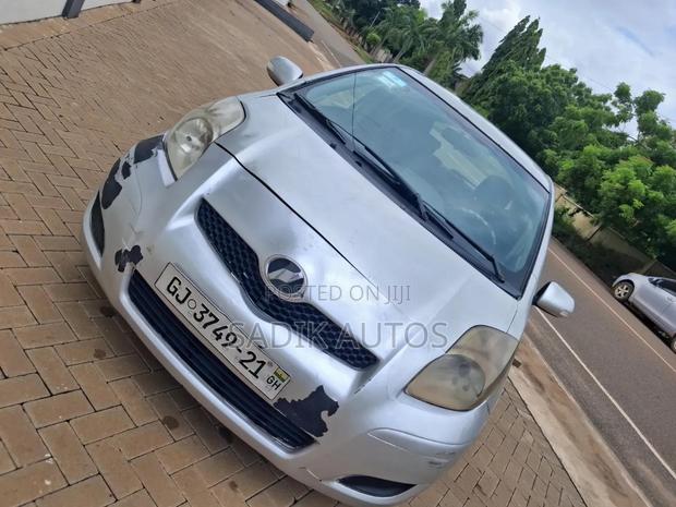 Toyota Vitz 1.3 FWD 5dr 2010 Silver