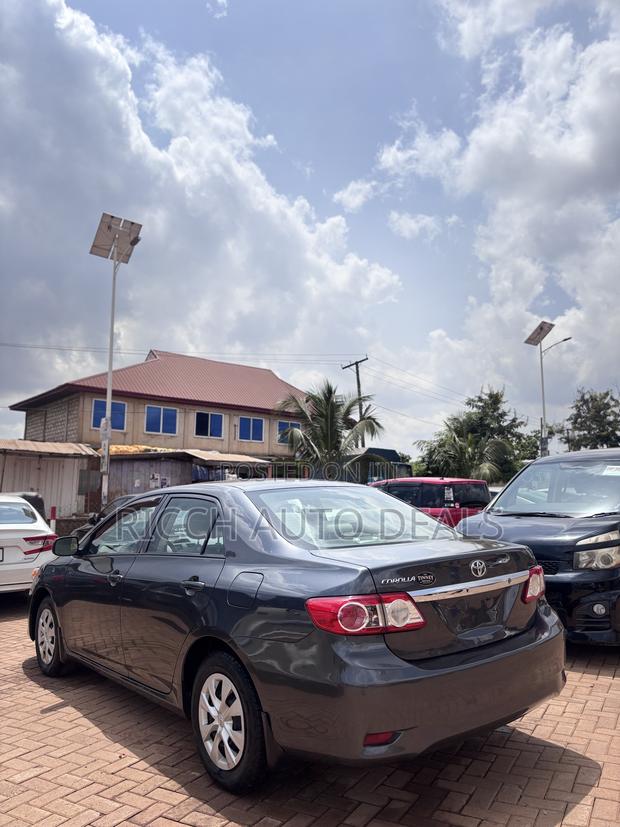 Toyota Corolla LE 4dr Sedan (1.8L 4cyl 4A) 2013 Gray