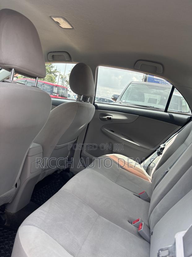 Toyota Corolla LE 4dr Sedan (1.8L 4cyl 4A) 2013 Gray