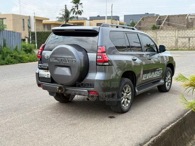 Toyota Land Cruiser Prado 2.8 2019 Gray