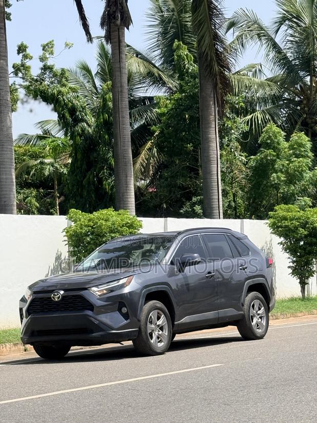 Toyota RAV4 XLE FWD 2023 Silver
