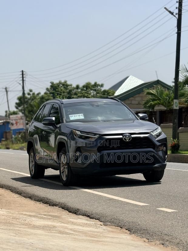 Toyota RAV4 XLE FWD 2023 Silver