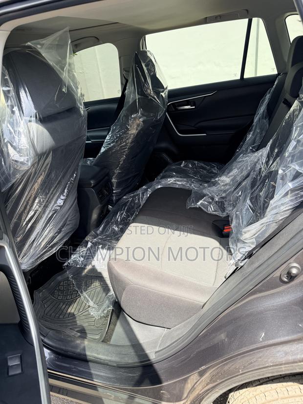 Toyota RAV4 XLE FWD 2023 Silver