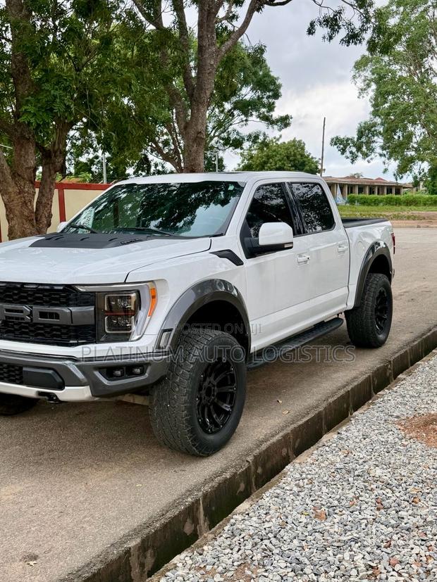 Ford F-150 Raptor 4x4 SuperCrew Cab Styleside 5.5 ft. box 145 in. WB