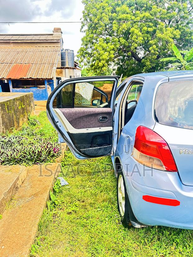 Toyota Vitz 1.3 AWD 5dr 2012 Blue