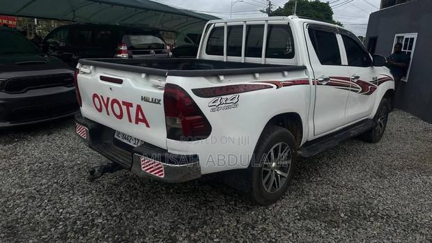 Toyota Hilux 2.5 D-4D 4X4 SRX 2009 White