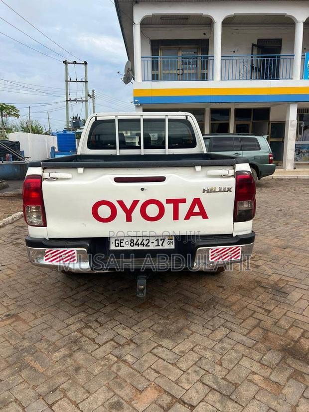 Toyota Hilux 2.5 D-4D 4X4 SRX 2009 White