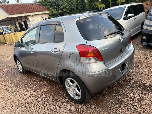 Toyota Vitz 1.5 FWD 3dr 2011 Gray