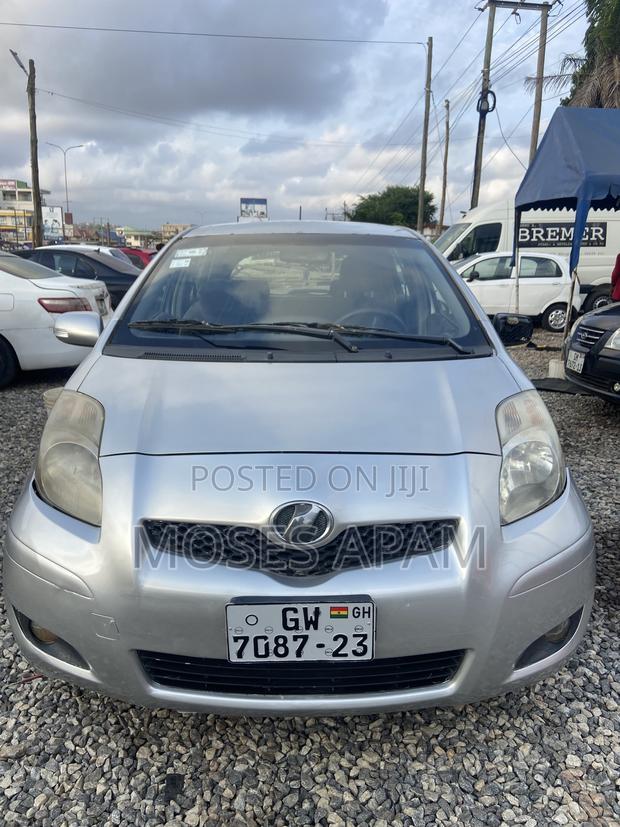 Toyota Vitz 2010 Silver