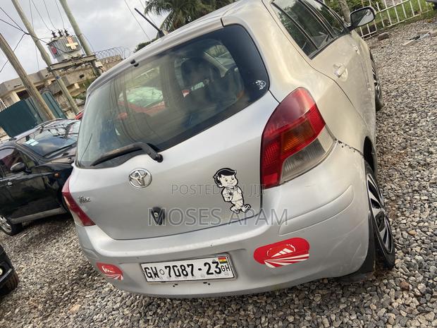 Toyota Vitz 2010 Silver
