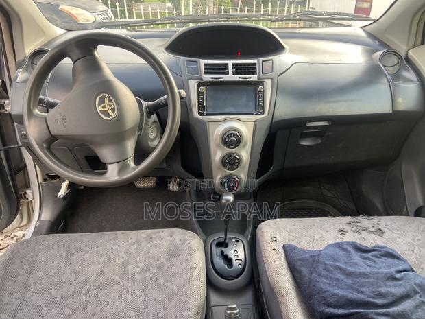 Toyota Vitz 2010 Silver