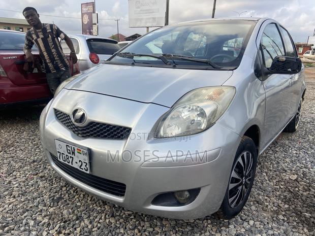Toyota Vitz 2010 Silver