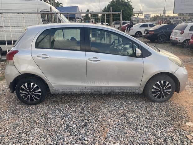 Toyota Vitz 2010 Silver