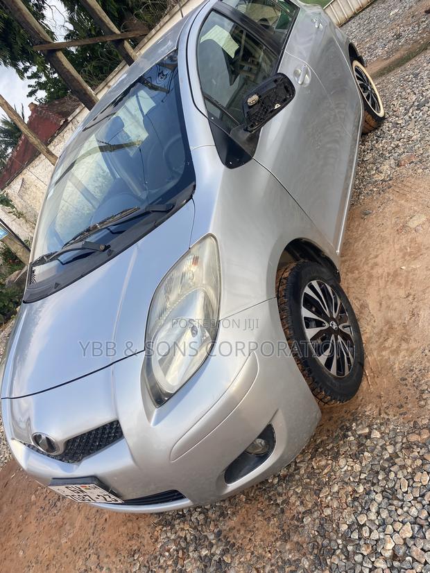 Toyota Vitz 2010 Silver