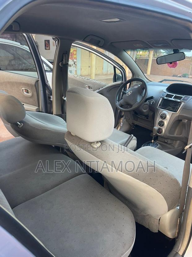 Toyota Vitz 2010 Silver