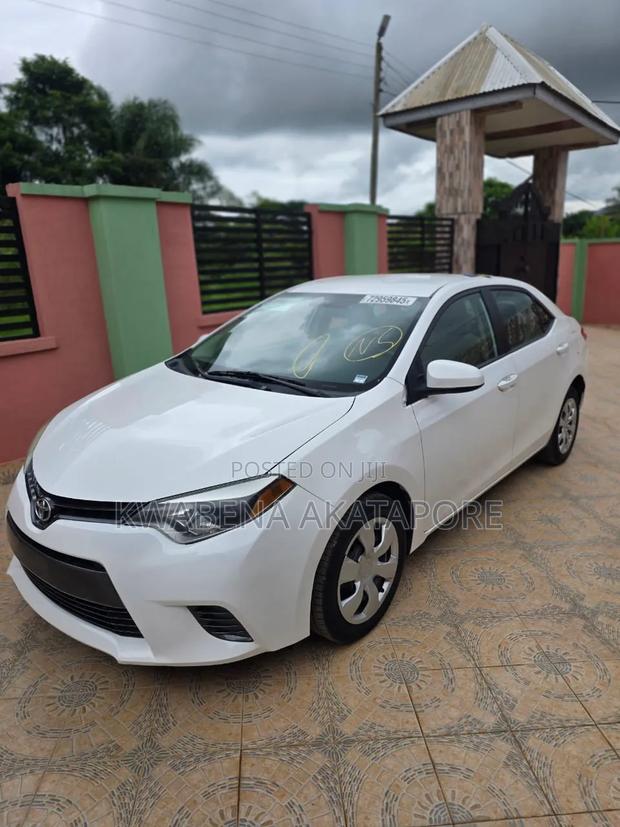 Toyota Corolla LE Premium 4dr Sedan (1.8L 4cyl CVT) 2016 White